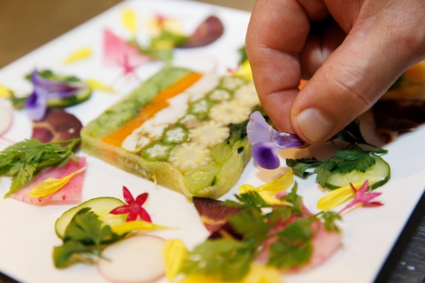 Exclusive French-Japanese fusion dinner course for tourists at epice in Kyoto